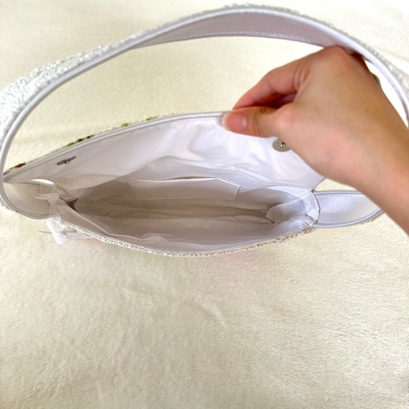 ✨HP✨ Viral Vegetable Garden Radish Beaded Shoulder Bag - Picture 6 of 7